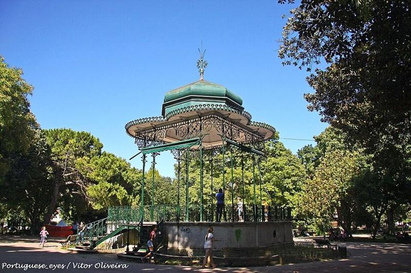 Coreto do Jardim da Estrela entre árvores